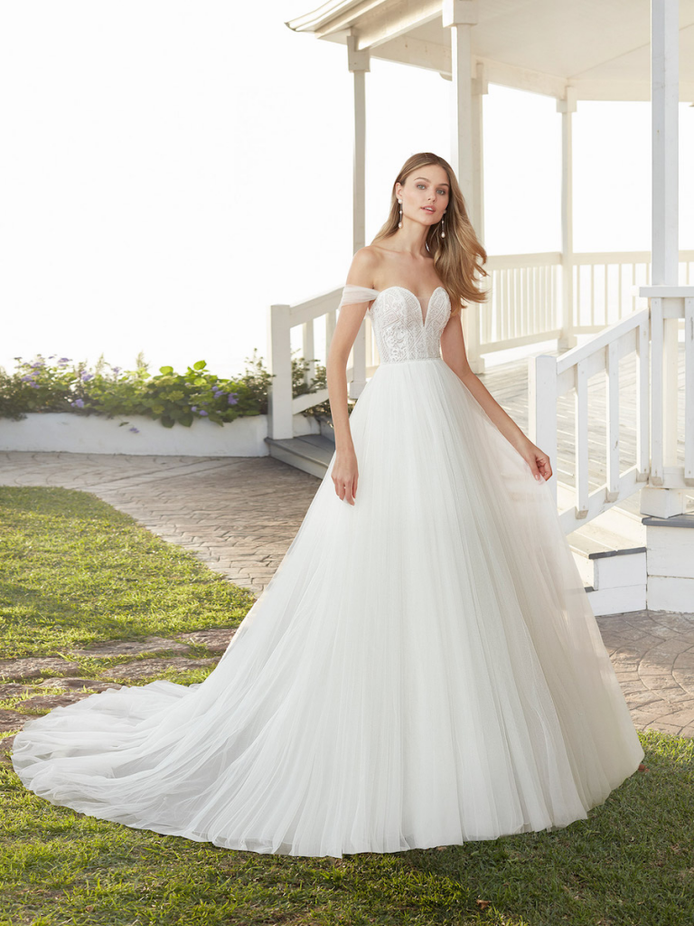 Wedding Gowns 101 – A Glossary To A Perfect Bridal Wear Neckline Image